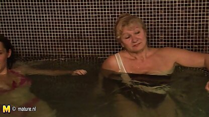 Bruna segna un massaggio di un ragazzo durante un film porno mature lesbiche viaggio d'affari