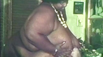 Una ragazza in un vestito colorato video porno lesbiche mature gratis mostra grandi tette in cucina