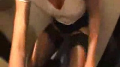 Uomo dalla pelle scura modello magro fritto nella posa di una donna pilota su un cavallo nella vagina durante video amatoriali di lesbiche il casting