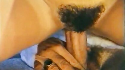 Masturbazione con la video porno lesbiche mature gratis mano giapponese figa pelosa ai piedi del tavolo