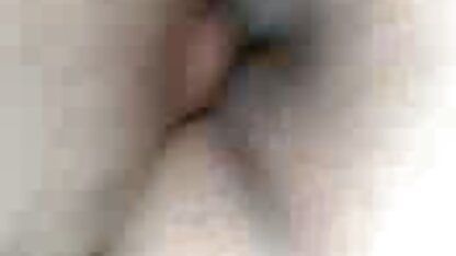 Bruna in T-shirt con piselli sfregamento tette in mutandine perizoma porno lesbo it su una ragazza cornea