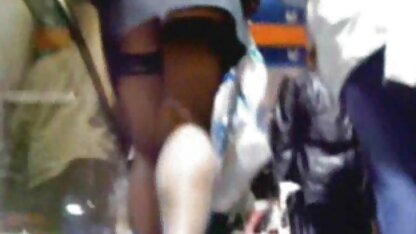 Donne video porno di lesbiche Curvy in abito corto mostrando seni succosi e cappelli pelosi