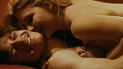 Una ragazza abbronzata brilla sul suo petto e si masturba con una bella film lesbo italiani